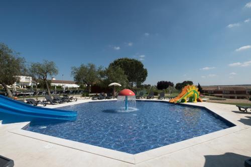 - Piscina con tobogán y parque acuático en Vila Gale Alentejo Vineyard - Clube de Campo, en Albernoa