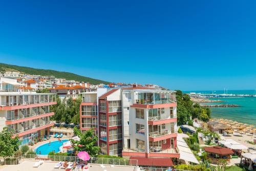 Blick auf ein Resort mit Pool und Meer in der Unterkunft Iris Beach Hotel in Sweti Wlas