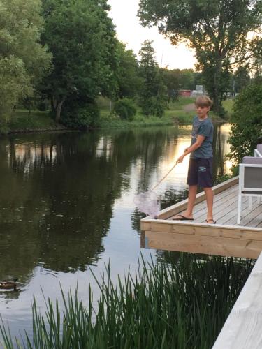 Ein kleiner Junge stand auf einem Steg im Wasser in der Unterkunft Hotell Villa Rönne in Ängelholm