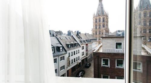 uma vista da cidade a partir de uma janela em Hotel Sion em Colónia