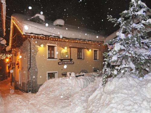 サウゼ・ドゥルクスにあるChalet Chez Nousの雪に覆われた建物