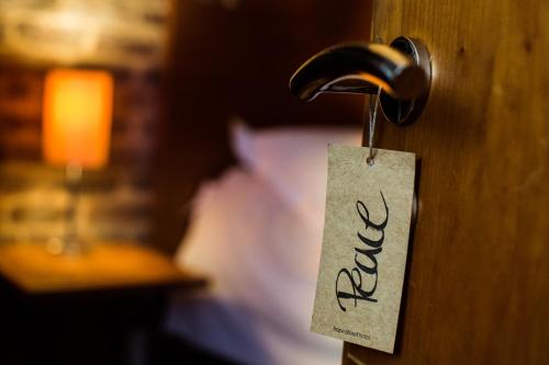 un trozo de papel colgando de un pomo de puerta en Hope Street Hotel, en Liverpool