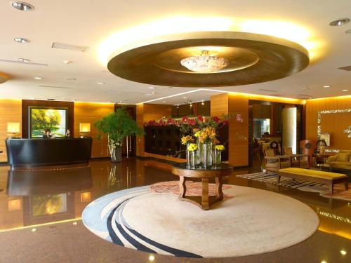 Area lobi atau resepsionis di King's Town Hotel