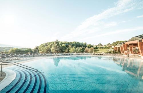 The swimming pool at or close to Hotel Vier Jahreszeiten Loipersdorf