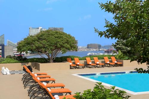 una piscina con tumbonas y una piscina en Hyatt Regency Baltimore, en Baltimore