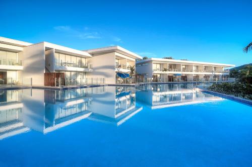 uma grande piscina em frente a um edifício em Pool Resort Port Douglas em Port Douglas