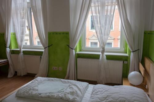 Кровать или кровати в номере Hostel Louise 20