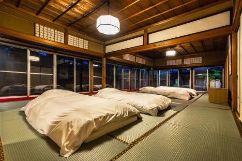 Rúm í herbergi á Temple Hotel Takayama Zenkoji