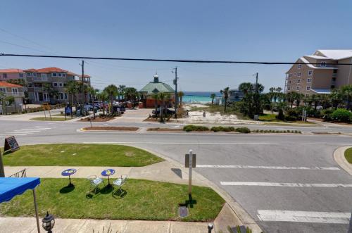 eine leere Straße vor dem Meer in der Unterkunft Beachside Inn in Destin