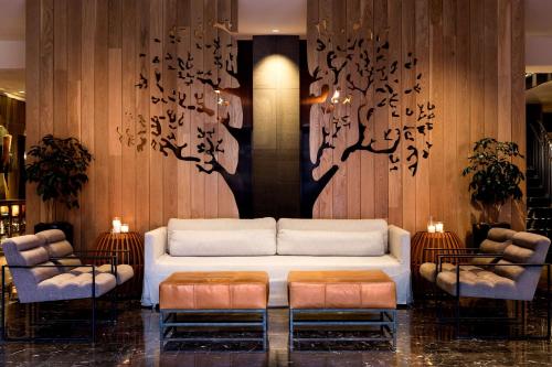 A seating area at Andaz Napa, By Hyatt