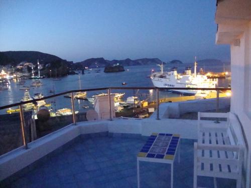 einen Balkon mit Blick auf ein Boot im Wasser in der Unterkunft la mansarda sul Porto in Ponza