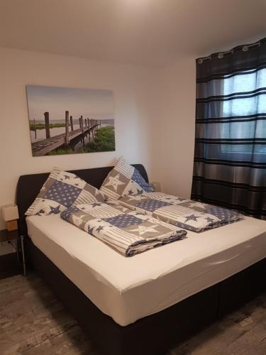 a bedroom with a bed with a picture on the wall at Sunny´s Hotel & Residence in Mainz