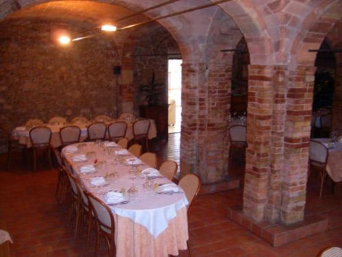 un comedor con mesas y sillas en un edificio en Case Cordovani, en Magliano in Toscana