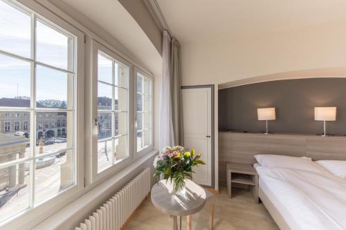 A bed or beds in a room at Hôtel de la Rose