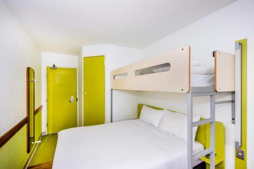 Cette petite chambre dispose de lits superposés et d'une échelle. dans l'établissement ibis Budget - Newcastle, à Newcastle