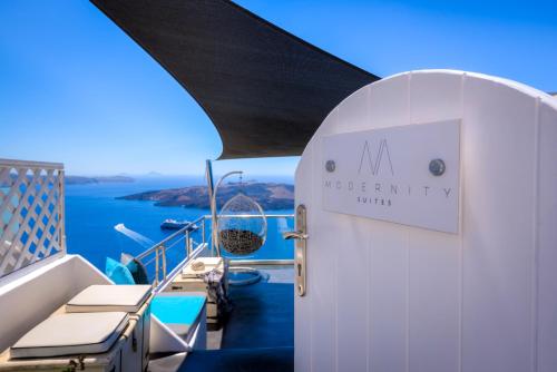 - une vue depuis le balcon d'un yacht de luxe dans l'établissement Modernity Suites, à Fira