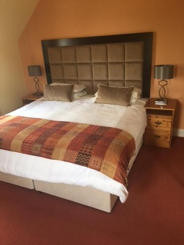 Cama ou camas em um quarto em Keanes of Curraheen, Bar, Restaurant & Accommodation