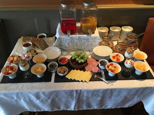 Comida na casa de hóspedes ou em algum lugar perto