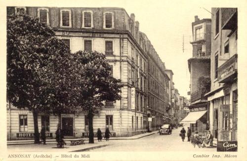 una vecchia foto di una strada cittadina con un edificio di Hôtel du Midi ad Annonay