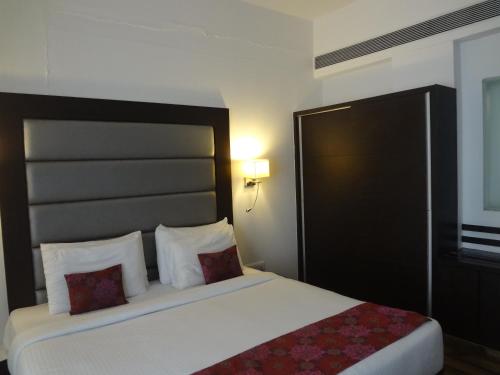 Tempat tidur dalam kamar di Veronica Hotel