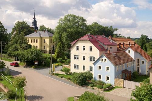 Vistas a un pueblo con casas en Hotel garni Sonnenhof, en Reichenberg