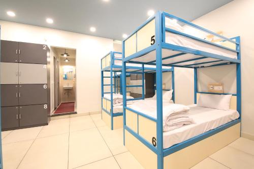 Pokój z łóżkiem piętrowym i 2 łóżkami piętrowymi w obiekcie Blue Beds Hostel w mieście Dżajpur