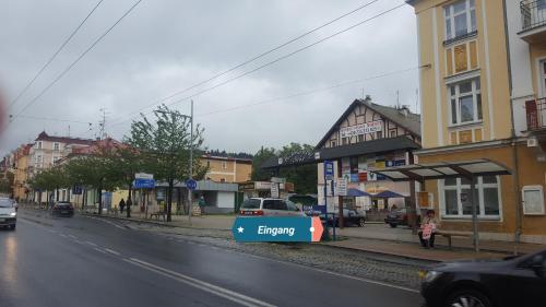 une rue avec un panneau sur le côté de la route dans l'établissement Pension Kamenný Dvůr, à Mariánské Lázně