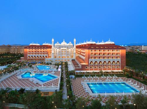 Πισίνα στο ή κοντά στο Royal Taj Mahal Hotel