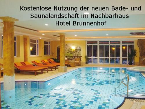 una gran piscina en una habitación de hotel en Pension Sonneneck, en Bayerisch Eisenstein