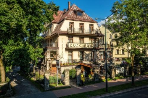 un vieux bâtiment sur le côté d'une rue dans l'établissement Willa Excelsior, à Zakopane