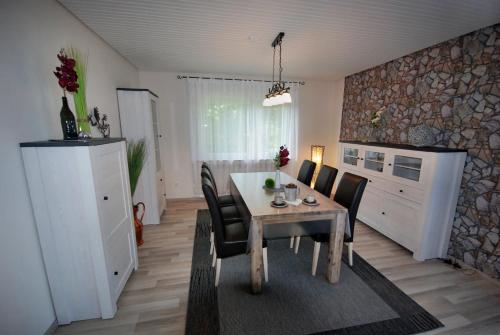 a kitchen and dining room with a table and chairs at Gästehaus Spengler in Celle