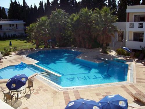 A piscina localizada em Olgas Paradise Apartments ou nos arredores