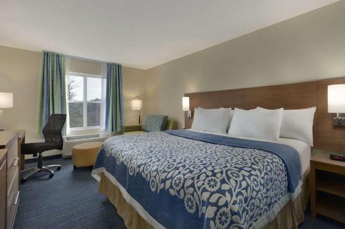 Cama ou camas em um quarto em Days Inn & Suites by Wyndham Altoona