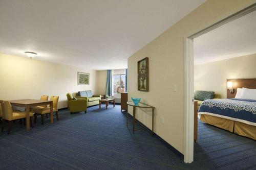 Cama ou camas em um quarto em Days Inn & Suites by Wyndham Altoona