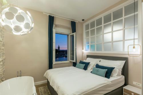 um quarto com uma cama grande e uma janela em Magic View Apartments em Zadar