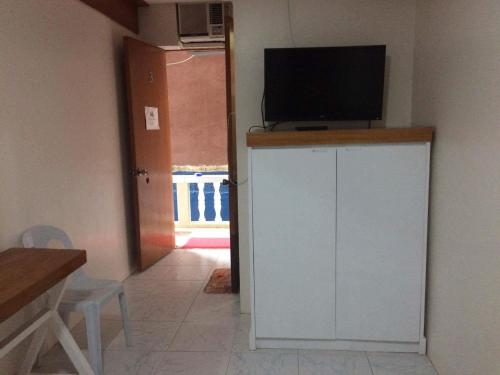 TV at/o entertainment center sa InnBox Bed & Bath