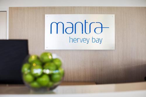 En logo, et sertifikat eller et firmaskilt på Mantra Hervey Bay