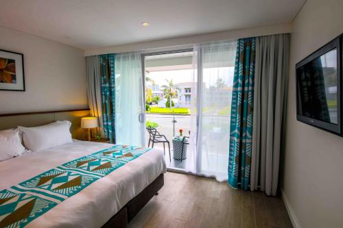 Giường trong phòng chung tại Holiday Inn Suva, an IHG Hotel