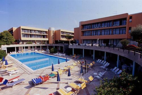 Piscina a Hotel Holiday o a prop