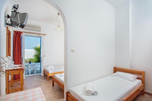 - une chambre avec un lit et une vue sur l'océan dans l'établissement Fragos Apartments, à Santa Maria