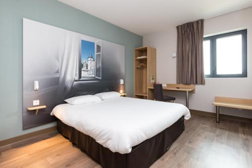 Cama ou camas em um quarto em B&B HOTEL Longwy Porte du Luxembourg