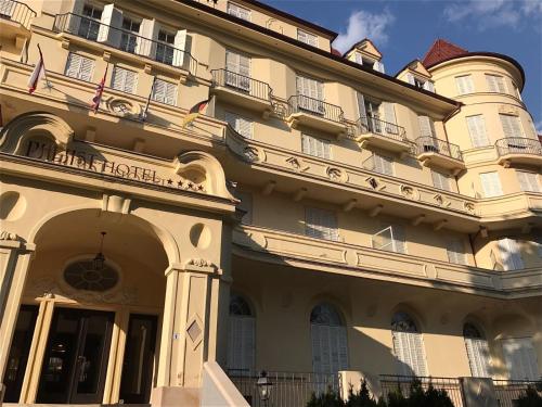 un grande edificio giallo con balcone di L'angolo di Sissi a Colle Isarco