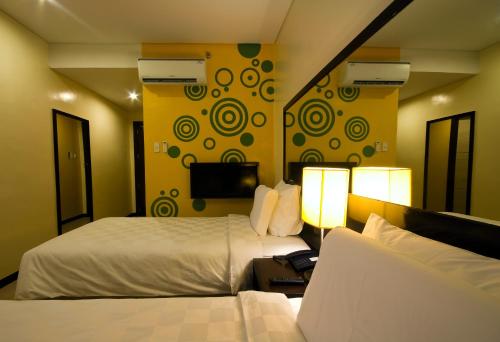 เตียงในห้องที่ Go Hotels Dumaguete