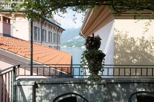 vistas al agua desde el balcón de un edificio en Hotel Bellagio, en Bellagio