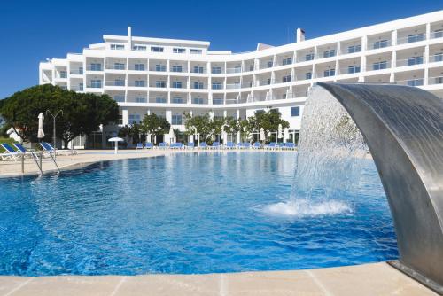 une fontaine dans une piscine en face d'un hôtel dans l'établissement MH Atlantico, à Peniche