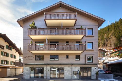 un edificio con balcone sopra di Chalet Piz Buin a Klosters