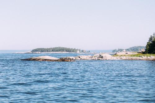 een eiland in het midden van het water bij Sand Dollar in Indian Harbour