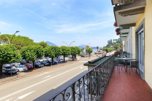 d'un balcon avec une table et des chaises dans une rue de la ville. dans l'établissement La Promenade by Impero House, à Stresa