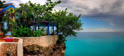 une maison sur une falaise surplombant l'océan dans l'établissement The Caves, à Negril