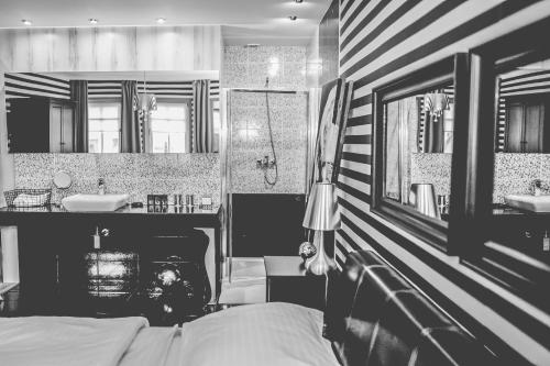 Una foto en blanco y negro de un dormitorio con cama en Boutique Hotel Massimos, en Námestovo